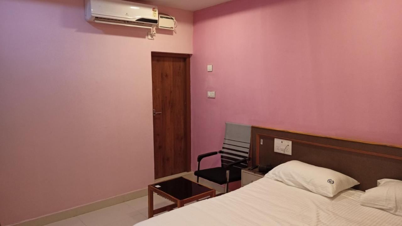 Aarthi Residency Hotel Karaikkudi Exterior photo